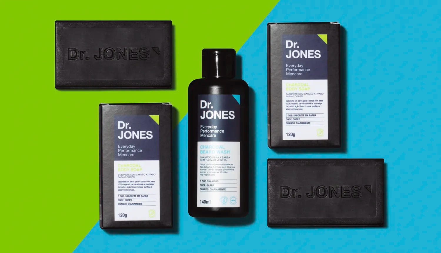 Por dentro do produto: Carvão Vegetal - Dr. JONES. Em fundo verde e azul, embalagens dos produtos Dr. JONES: Charcoal Beard Wash e Charcoal Body Soap, além dos sabonetes deste último.